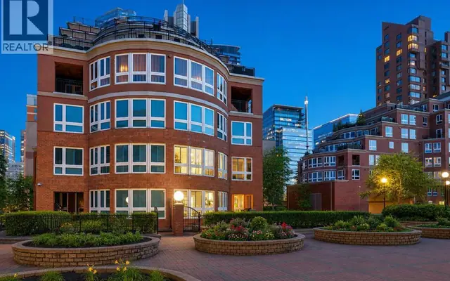 8203, 400 Eau Claire Avenue SW, Eau Claire — Condo for sale